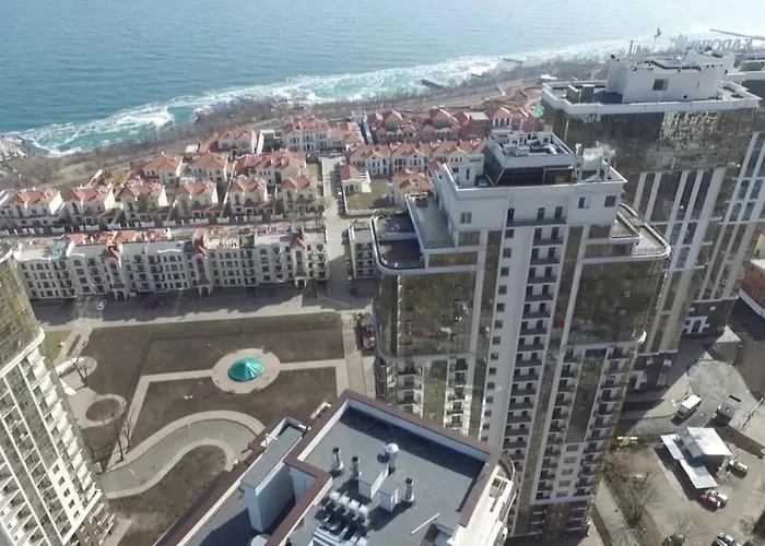 Apartament аркадия студия с балконом частичный вид моря первая линия от моря